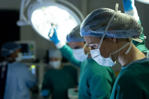 Kavkazská Chirurgka Kolegyně Upravující Světla Operačním Sále Kopírovacím Prostorem Nemocniční — Stock fotografie