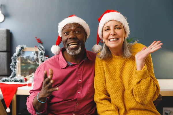 Szczęśliwa Zróżnicowana Para Seniorów Kapeluszach Mikołaja Boże Narodzenie Rozmowy Wideo — Zdjęcie stockowe