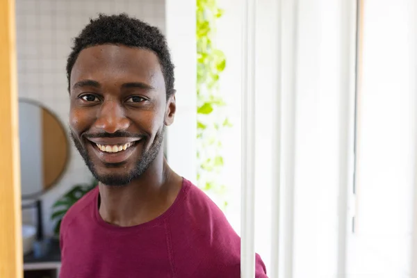Portret Van Een Gelukkige Afro Amerikaanse Man Die Naar Camera — Stockfoto