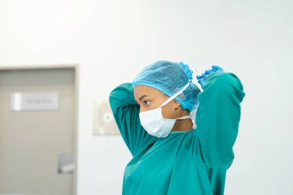 Biraciale Vrouwelijke Chirurg Toga Pet Gebonden Masker Operatiekamer Kopieer Ruimte — Stockfoto