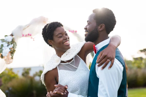 Щаслива Афро Американська Пара Тримається Руки Під Час Весілля Весілля — стокове фото