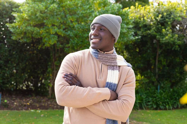 Usmívající Afroameričan Doma Stojí Zahradě Nosí Klobouk Šálu Dívá Jinam — Stock fotografie