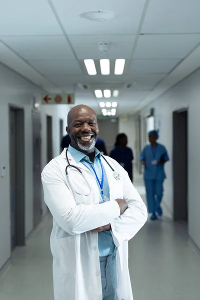 病院の廊下 コピースペースで笑顔シニアアフリカ系アメリカ人男性医師の垂直肖像画 医療サービス — ストック写真