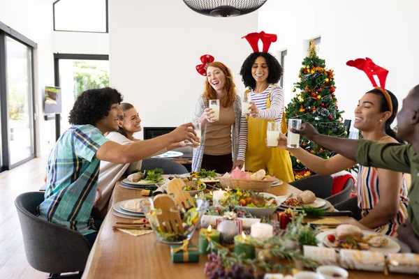Mutlu Çeşitli Arkadaşlar Noel Yemek Yiyip Tezahürat Yapıyor Noel Kutlama — Stok fotoğraf