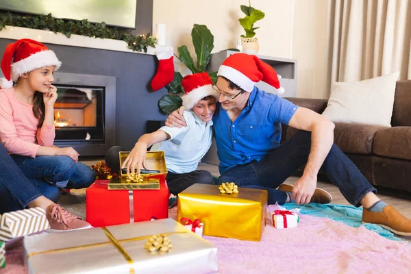 白人の父と子供たちは一緒に時間を過ごし クリスマスの贈り物をアンパックします クリスマス 家族の時間とお祝いの概念 — ストック写真