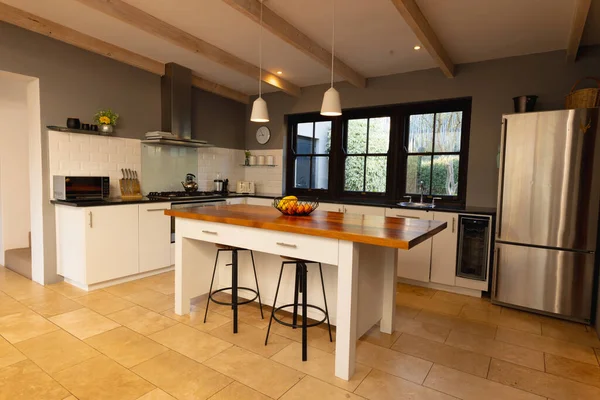 Vista Geral Interior Luxo Cozinha Com Bancada Geladeira Interior Casa — Fotografia de Stock