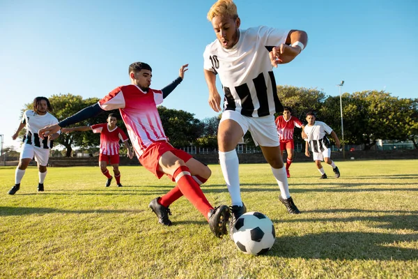 Giocatori Multirazziali Correre Calciare Pallone Calcio Durante Partita Nel Parco — Foto Stock