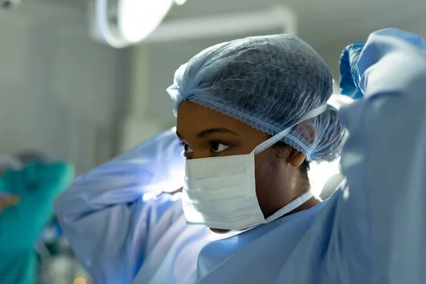 手術用キャップとガウンを身に着けている妊婦外科医は 手術室でマスクを着用してください 医療サービス — ストック写真