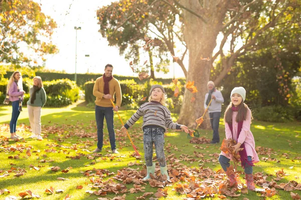 秋の庭で葉と楽しむ幸せな多世代の白人家族のイメージ 家族と一緒に質の高い時間を過ごすコンセプト — ストック写真