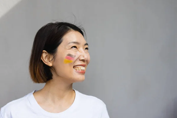 Šťastná Asiatka Německou Vlajkou Tváři Vlastenectví Sport Trávení Kvalitního Času — Stock fotografie