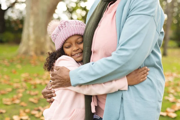Imagem Feliz Avó Neta Afro Americana Abraçando Jardim Família Passar — Fotografia de Stock