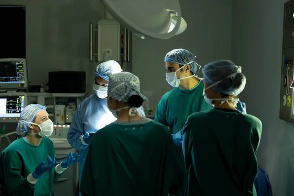 Groupe Diversifié Chirurgiens Chirurgiennes Discussion Salle Opération Avant Opération Services — Photo
