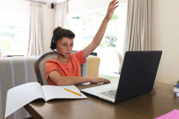 白人男孩在客厅里学习和使用笔记本电脑和耳机 家庭教育 远距离教育 — 图库照片