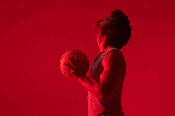 Immagine Giocatore Basket Biennale Con Pallacanestro Sfondo Rosso Neon Concetto — Foto Stock