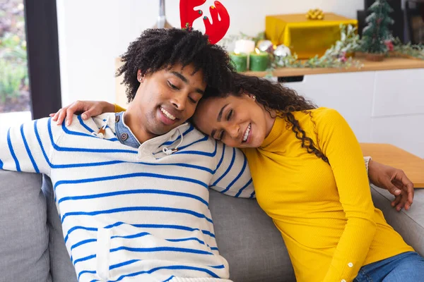 Heureux Couple Afro Américain Assis Sur Canapé Dans Salon Embrassant — Photo