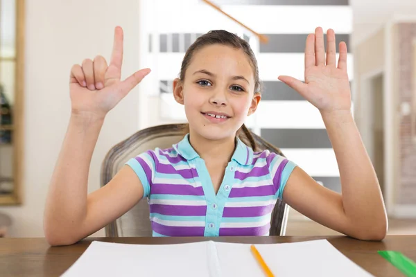 Szczęśliwa Biała Dziewczyna Uczy Się Notuje Notatniku Salonie Edukacja Domowa — Zdjęcie stockowe