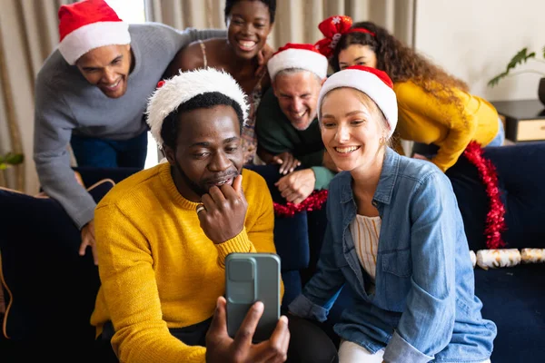 Obrázek Šťastných Různorodých Přátel Oslavujících Vánoce Doma Při Smartphone Video — Stock fotografie