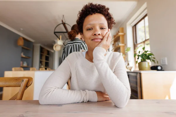 Szczęśliwa Afroamerykanka Która Wideo Rozmowę Spędzanie Czasu Domu Domu Stylu — Zdjęcie stockowe