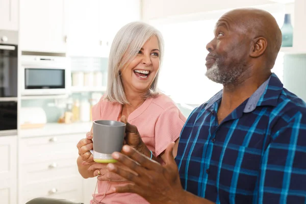 快乐的老夫妇在厨房喝咖啡 在家中度过高质量时间和退休的概念 — 图库照片