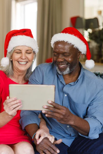 Gelukkig Senior Diverse Paar Met Santa Hoeden Met Behulp Van — Stockfoto