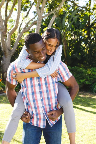 Vertikales Bild Eines Glücklichen Vielfältigen Paares Das Huckepack Garten Spaß — Stockfoto