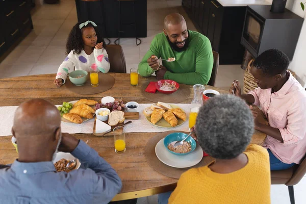 形象快乐的多代非洲裔美国家庭吃早餐 家庭与共同度过美好时光的概念 — 图库照片