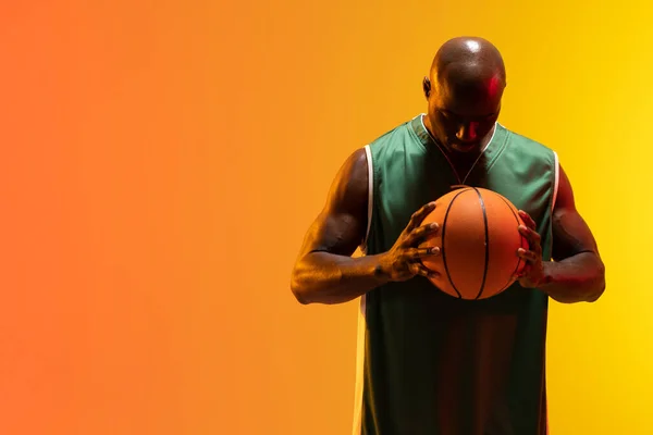 Afbeelding Van Afrikaanse Amerikaanse Basketbalspeler Met Basketbal Neon Oranje Achtergrond — Stockfoto