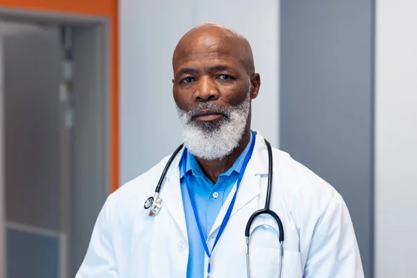 Retrato Serio Médico Afroamericano Corredor Del Hospital Servicios Hospitalarios Médicos —  Fotos de Stock