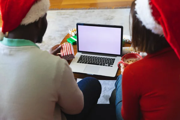 Счастливая Пара Шляпах Санта Клауса Используя Ноутбук Копировальным Пространством Проводить — стоковое фото
