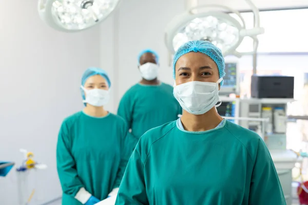 Portrett Smilende Kvinnelig Kirurg Maske Hatt Operasjonsstuen Med Kolleger Sykehus – stockfoto