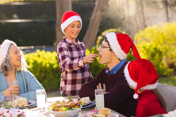 Kavkazská Rodina Tráví Čas Spolu Mají Vánoční Stromeček Zahradě Vánoce — Stock fotografie