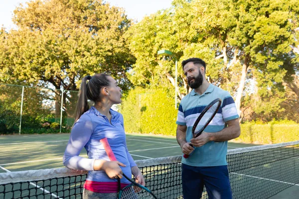Pareja Caucásica Jugando Tenis Hablando Pista Tenis Aire Libre Deporte — Foto de Stock