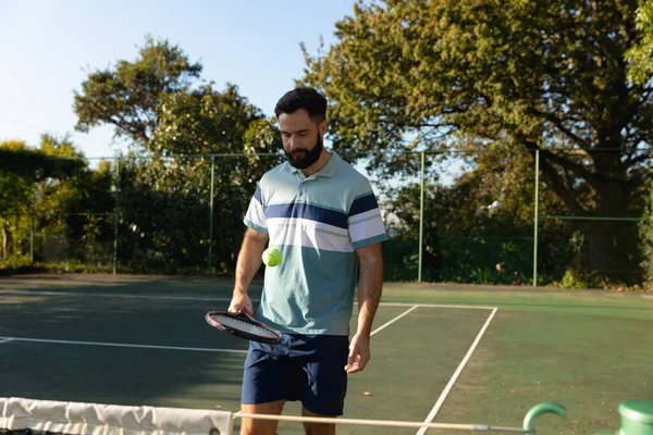 Homme Caucasien Jouant Tennis Rebondissant Balle Sur Raquette Sur Court — Photo