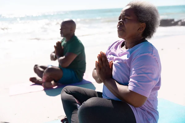 Pareja Ancianos Afroamericanos Oración Posan Meditando Mientras Están Sentados Playa —  Fotos de Stock