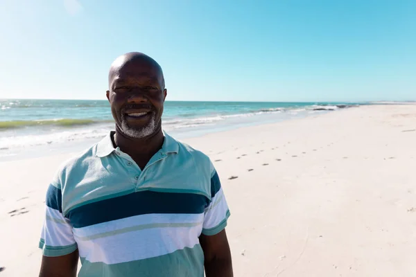Felice Uomo Anziano Afroamericano Calvo Trascorrere Vacanze Sulla Spiaggia Sabbia — Foto Stock