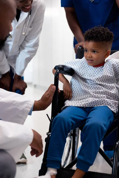 Κάθετα Χαμογελαστοί Αφροαμερικανοί Γιατροί Μιλάνε Ανάπηρο Ασθενή Νοσοκομειακές Ιατρικές Και — Φωτογραφία Αρχείου