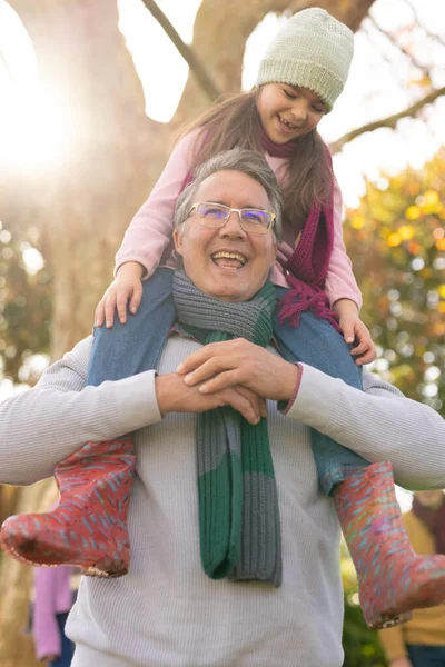 Verticaal Beeld Van Gelukkig Kaukasisch Meisje Met Opa Tuin Familie — Stockfoto