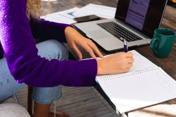 Parte Central Mulher Usando Laptop Escrevendo Notas Mesa Café Trabalhando — Fotografia de Stock