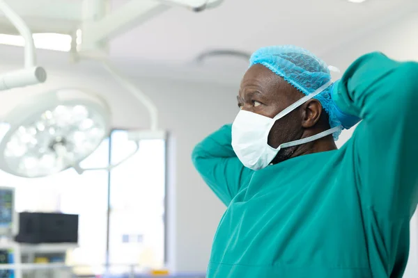 Cirurgião Afro Americano Vestido Boné Amarrando Máscara Teatro Espaço Cópia — Fotografia de Stock