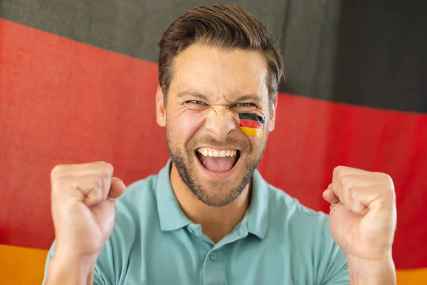 在德国国旗上挂着德国国旗的快乐的高加索人的形象 欢呼和球迷概念 — 图库照片