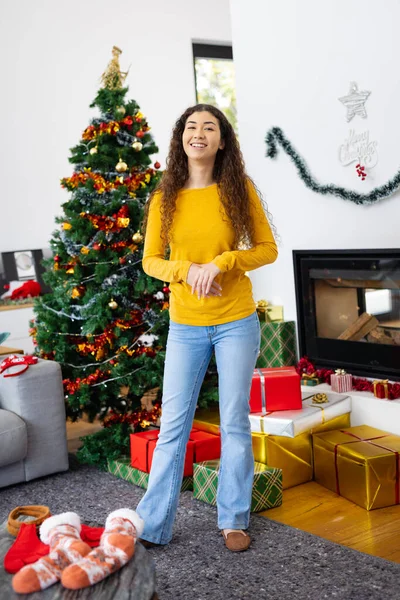 Retrato Mujer Birracial Feliz Con Regalos Navidad Navidad Celebración Amistad —  Fotos de Stock
