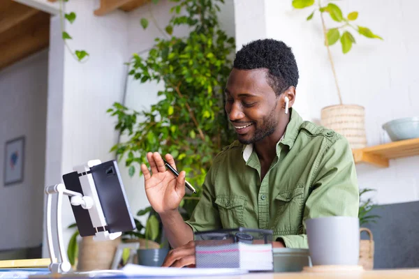 Χαρούμενος Αφροαμερικάνος Που Κάθεται Στο Τραπέζι Στην Κουζίνα Χρησιμοποιώντας Tablet — Φωτογραφία Αρχείου