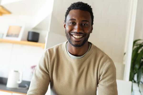 Retrato Homem Afro Americano Feliz Olhando Para Câmera Sorrindo Passar — Fotografia de Stock