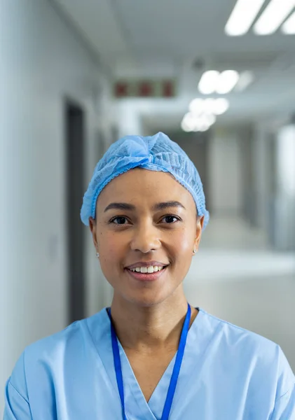 Verticaal Portret Van Lachende Biraciale Vrouwelijke Gezondheidswerker Ziekenhuisgang Kopieerruimte Ziekenhuis — Stockfoto