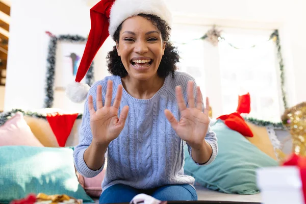 快乐的非洲裔美国女人戴着圣塔克洛斯帽 有视频通话 一个人在圣诞节消磨时光 — 图库照片