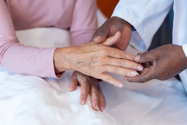 Middel Olika Senior Manliga Läkare Undersöker Hand Senior Kvinnliga Patienten — Stockfoto