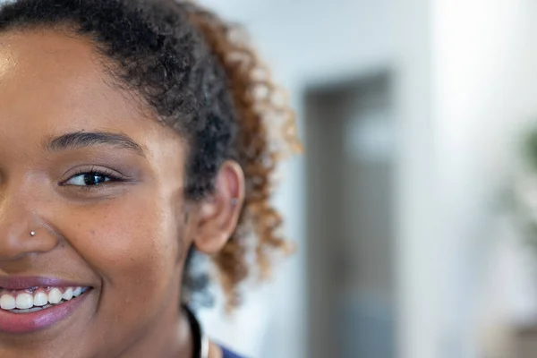 Poloobličejový Portrét Usmívající Africké Americké Doktorky Nemocniční Chodbě Kopírovacím Prostorem — Stock fotografie