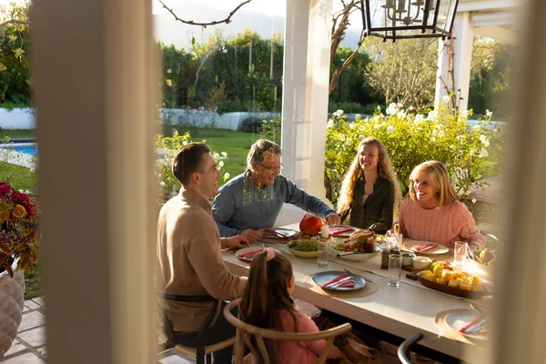 Çok Nesildir Açık Havada Yemek Yiyen Beyaz Bir Ailenin Görüntüsü — Stok fotoğraf