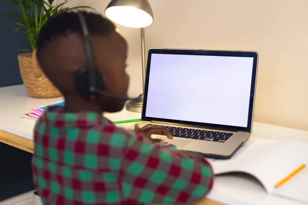 Усміхнений Афроамериканський Хлопчик Вчиться Використовуючи Навушники Ноутбук Копіювальним Простором Вдома — стокове фото