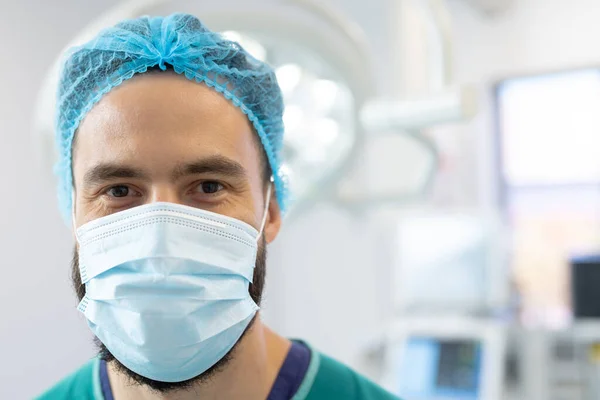 Portret Uśmiechniętego Białego Chirurga Masce Chirurgicznej Czapce Sali Operacyjnej Przestrzeń — Zdjęcie stockowe